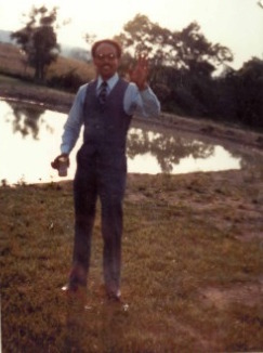 Billy Cox, welcoming family to family farm, Middletown, OH for July 1981 Family Reunion